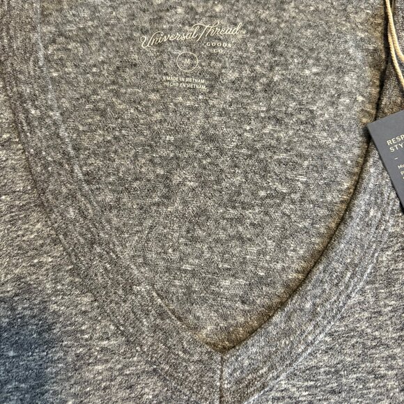 Heather gray Universal Thread v-neck t-shirt size M NWT - Picture 2 of 4